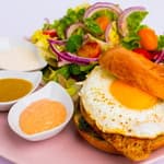 Burger z jajem