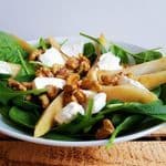 Sałatka z grillowanym kozim serem, owocami, malinowym vinaigrette i płatkami migdałów.