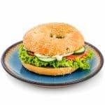 Bajgiel Pomidor, mozzarella i pesto