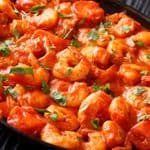 Krewetki w lekko pikantnym sosie, sałaty,  pomidorki cherry i pieczywo własnego wypieku.