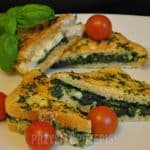 Tost szpinakowy z serem halloumi, grillowanym pomidorem i zielonym pesto szpinakowym.