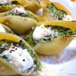 Conchiglie nadziewane szpinakiem.Makaronowe muszle nadziewane szpinakiem, ricottą, parmezanem, zapiekane w sosie smietanowym, pod serem cheddar