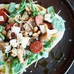 Chlebek naan z chorizo