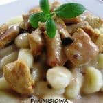 Gnocchi z kurczakiem.Kluski z sosem kurkowym, parmezanem, natką pietruszki i rukolą.