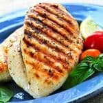 Kurczak z grilla z sosem tzatziki, frytki steakhause lub ziemniaki pieczone, sałaty.