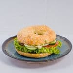 Bajgiel Pomidor, mozzarella i pesto