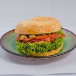Bajgiel Szynka, pesto i oliwki
