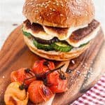 Halloumi wypas z grillowanym halloumi, ogórkiem konserwowym, sałatami, rukolą, czerwoną cebulą, pomidorem, serem Violife Original, green majo i frytkami z batata.