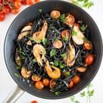 Czarne tagliatelle z krewetkami.królewskimi, winem, pietruszką, oliwą, chilli, czosnkiem, masłem, pomidorkami cherry i parmezanem.