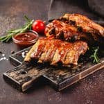Żeberka pieczone w barbeque, ziemniaki pieczone, surówka z białej kapusty.