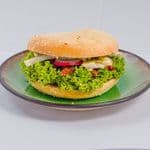 Bajgiel Camembert z pesto pistacjowym