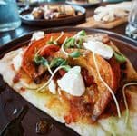 Chlebek naan z pieczoną dynią