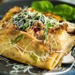  Naleśnik z kurczakiem.Naleśnik z warzywami, marynowanym kurczakiem, mozzarellą, podany z sosem napoli oraz czosnkowym.