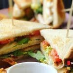 Tost z grillowanym tofu, vegańskim serem Violife Original i suszonymi pomidorkami.