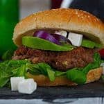 Gecki wypas wołowina 200gr, ser feta, sałata, pomidor, ogórek, oliwki, czerwona cebula, sos firmowy, frytki.