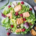 Sałatka z pieczonym łososiem, oliwkami, pomidorkami cherry, kaparami, czerwoną cebulą, jajkiem, fasolką szparagową i sosem vinaigrette