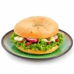 Bajgiel Camembert z pesto pistacjowym