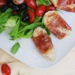 Polędwiczki wieprzowe  owinięte szynką parmeńską w sosie winno maślanym, pieczone ziemniaki lub frytki, sałaty.