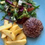 Z wołowina na ostro ,Kotlet wołowy 200 g, grillowany boczek, sałatka, ogórek konserwowy, karmelizowana cebula, pomidor, pasta gochujang, frytki steakhause