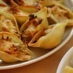 Conchiglione z kurczakiem. Muszle nadziewane kurczakiem, cukinią, sos pomidorowy i ser lazur .