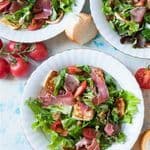 Sałatka z szynka parmenska.Sałatka z prażoną gruszką, serem pleśniowym, szynką parmeńską, orzechami włoskimi i vinaigrette