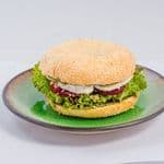 Bajgiel Ser kozi, burak i pesto