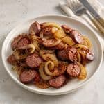 Kiełbasa smażona z cebulą