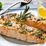 Łosoś kremowym sosie szpinakowym z papryką, warzywami  grillowanymi , ziemniaki pieczone/lub frytki.