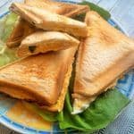 Tost klasyczny z szynką wiejską i żółtym serem.