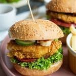 Burger strips chrupiące stripsy z kurczaka, ser , ogórek konserwowy, karmelizowana cebula, pomidor, sałaty, sos czosnkowy, frytk