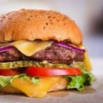 Burger dla dzieci. wołowiną 120 g, serem ,sałatą, sosem czosnkowym i frytkami