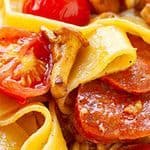 Tagliatelle z chilli, horizo, wędzonym boczkiem pieczoną papryką, oliwkami, sosem napoli i parmezanem
