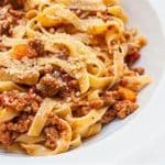 TAGLIATELLE A'LA BOLOGNESE .PORCJA DLA DZIECI.Makaron w sosie bolognese, z serem parmezan.