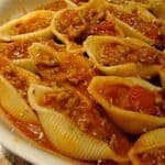 Conchiglione A'La bolognese .Muszle nadziewane mięsem mielonym w sosie bolognese, zapiekane pod serem mozzarella, bazylia.